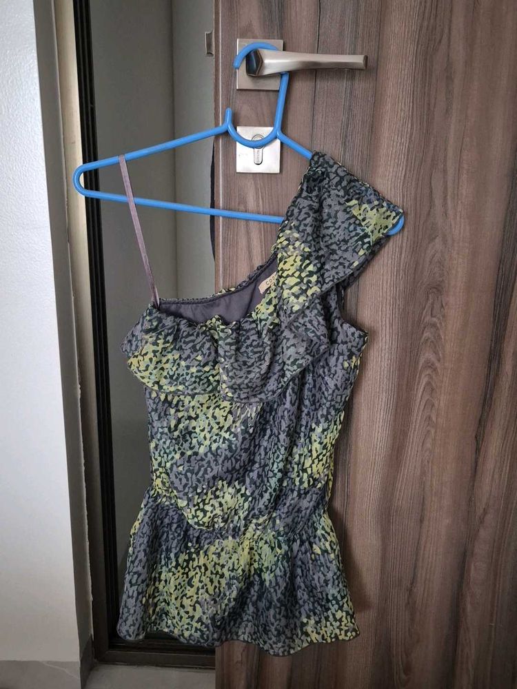 Chic One-Shoulder Top