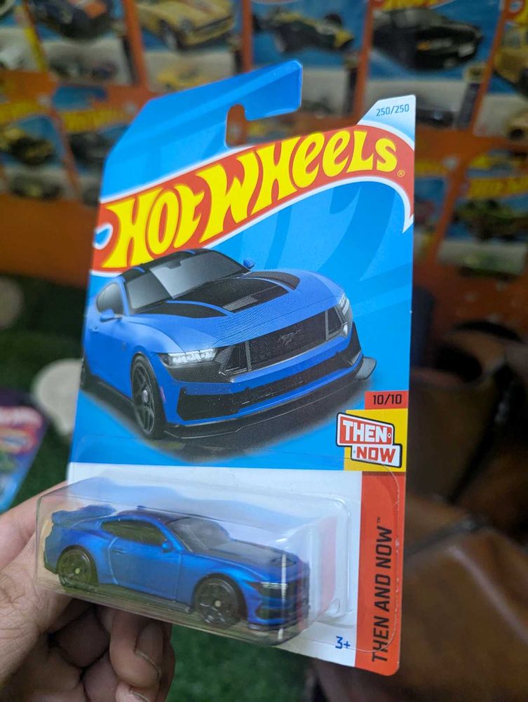 HOTWHEEL MUSTANG DARK HORSE