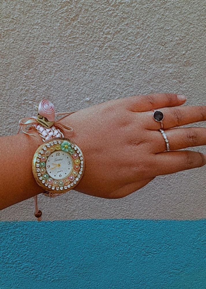 lnBeautiful Whomen Watch Good Condition Need Cell