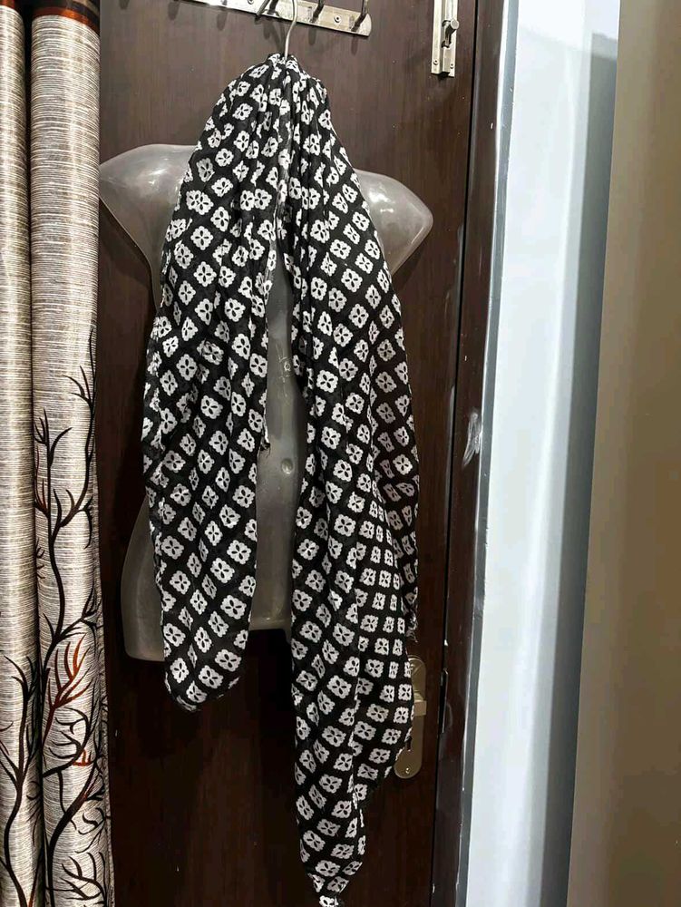 Chic Black &amp; White Scarf