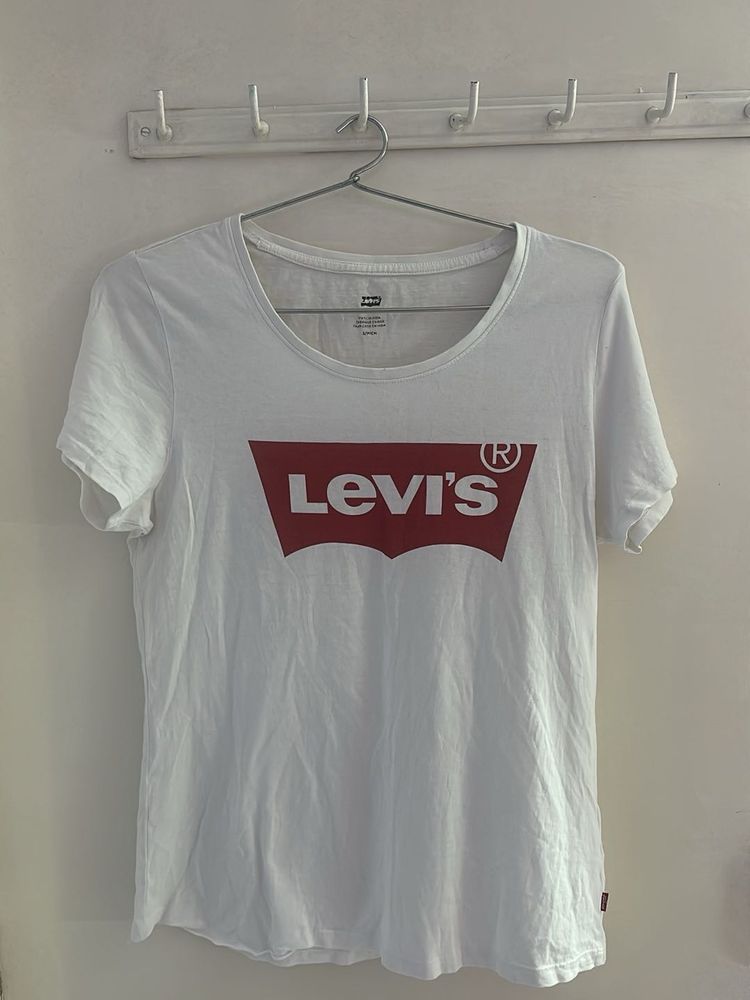 Levi&#39;s White Graphic Tee