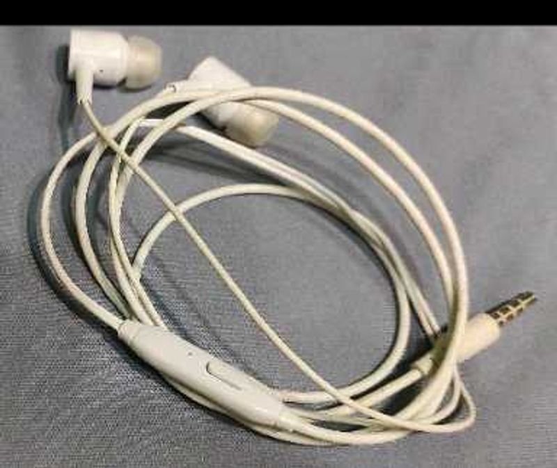 White Wired Earbuds