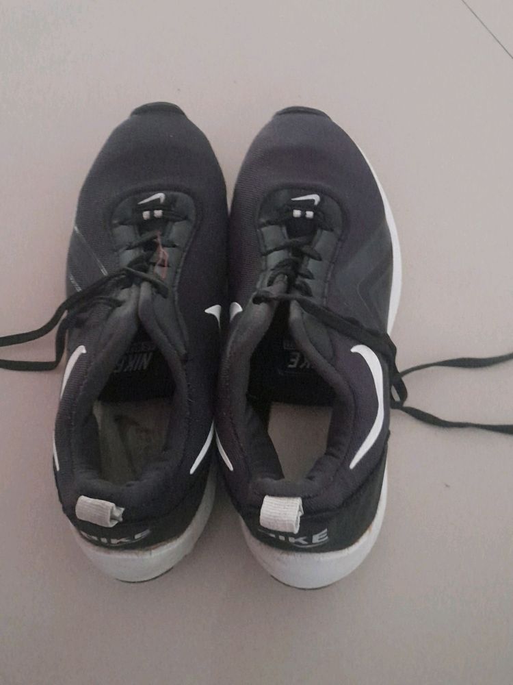 Shoose Black And White Colour