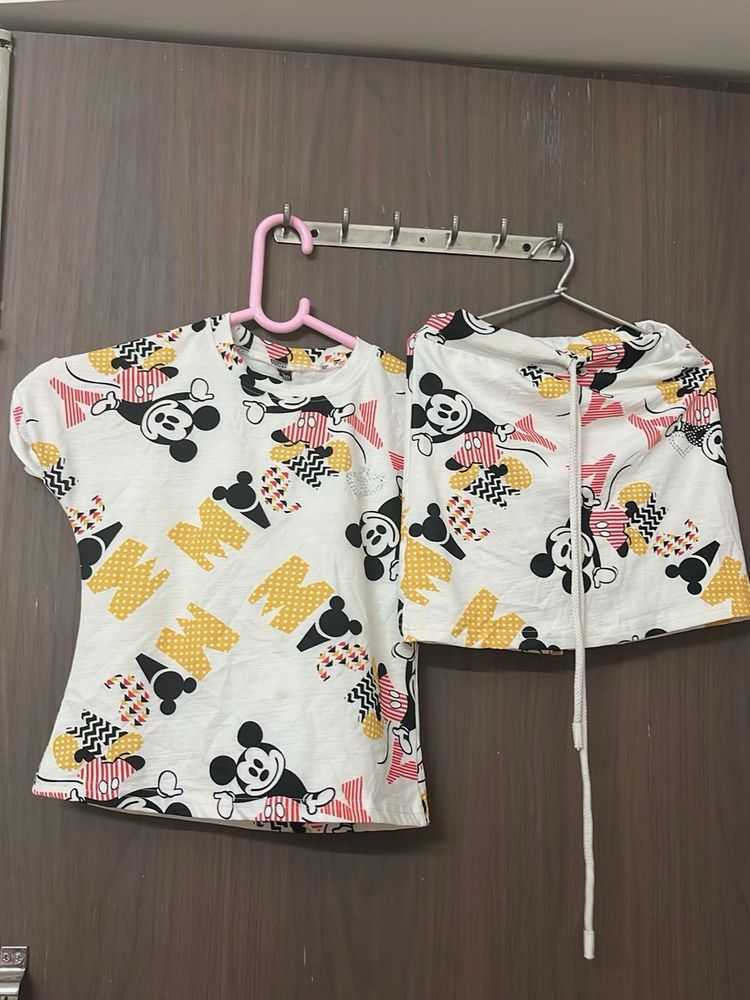 strachable branded new Mickey Mouse Outfit