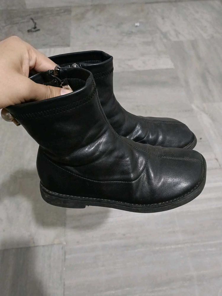 Black leather Ankle Boots