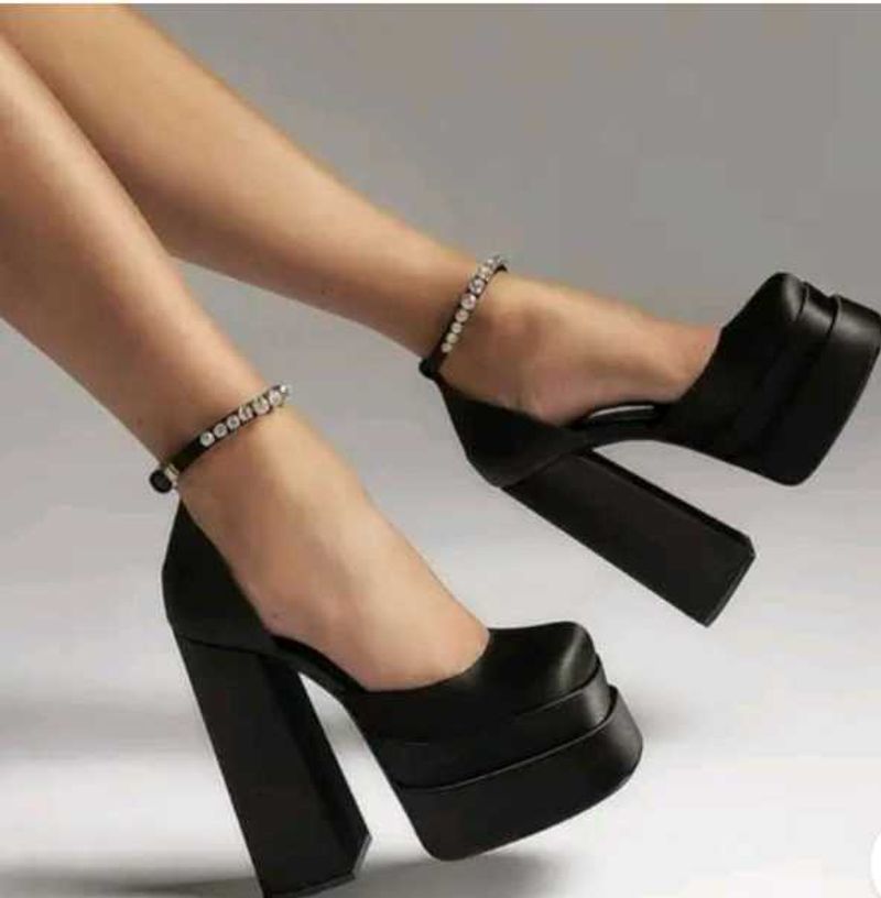 Trendy Valentino heels 👠👠