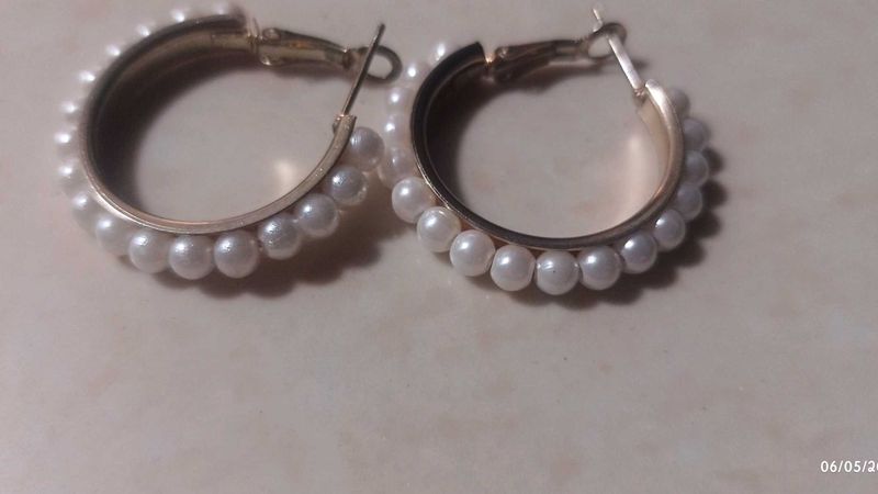 Round shape earrings with pearls