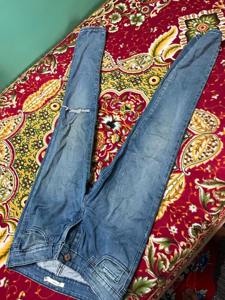 LevisRipped Skinny Jeans