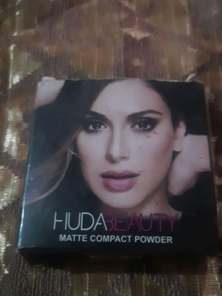 Huda Beauty Matte Compact Powder
