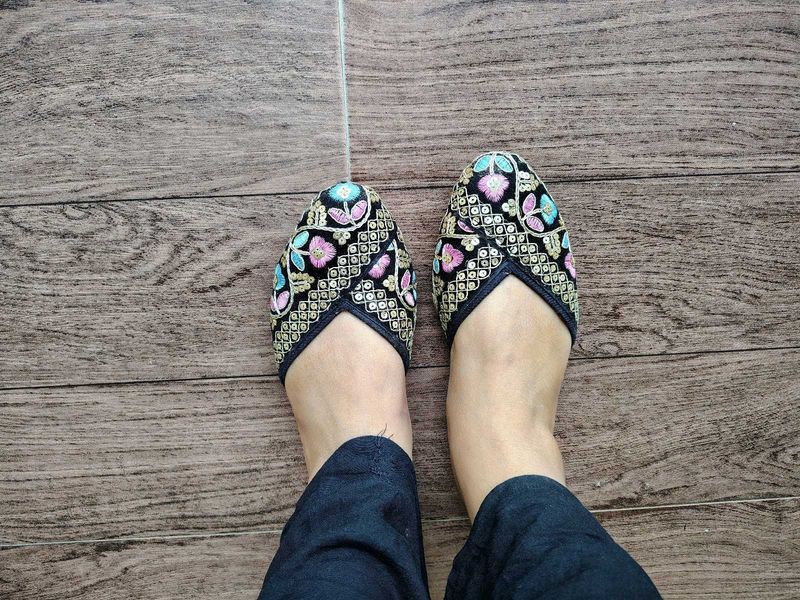 Embroidered Juttis