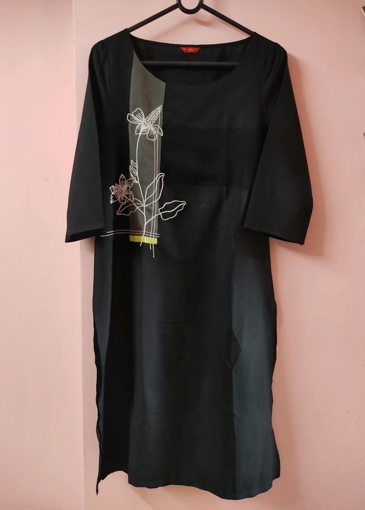 W Elegant Black Kurta With White Flower Embroidery