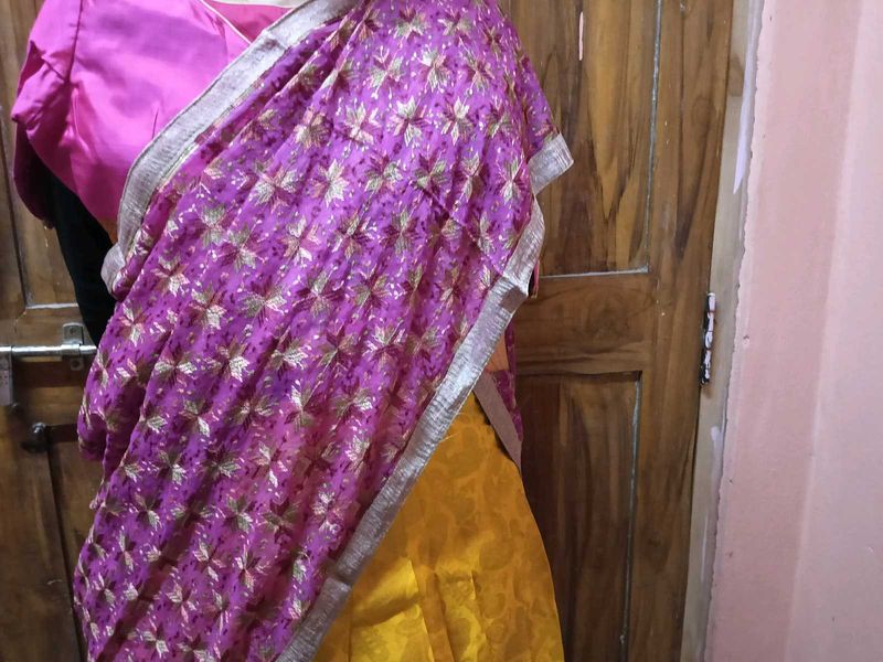 PinkBlouse+EmbroideredDupatta Set For YellowLeheng