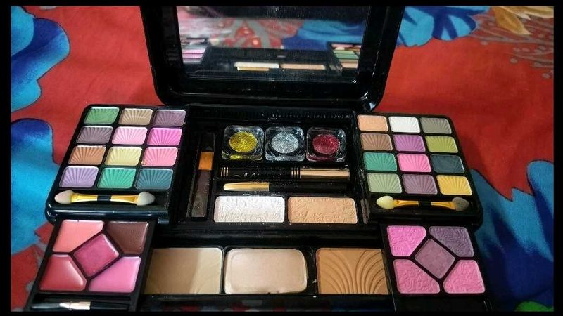 NEW Makeup Box( Original Price 1300rs)