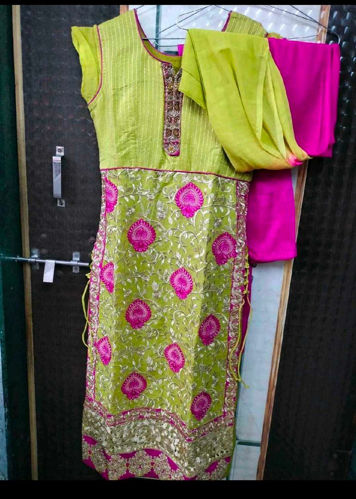 Women Straight Embroidary Suit Set