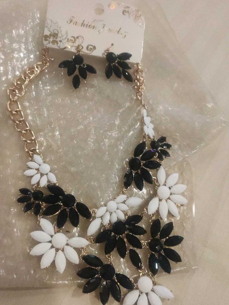 Black &amp; White Floral Jewelry Set