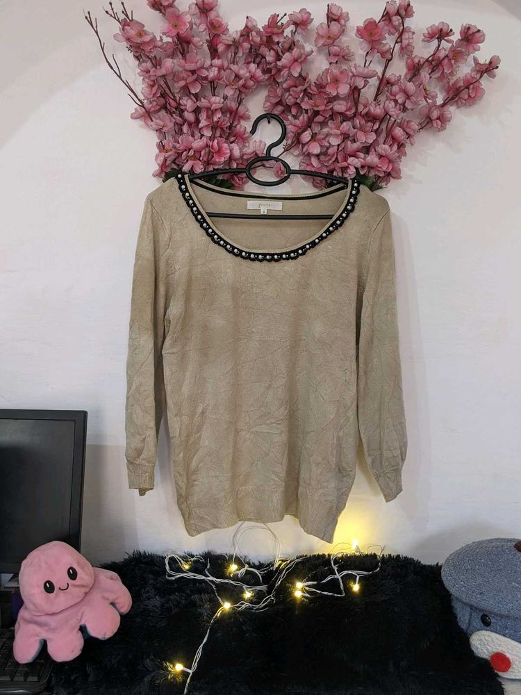 Round Neck Sweater With Black Colour Collar Detail
