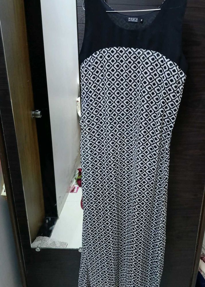 Chic Black &amp; White Maxi Dress