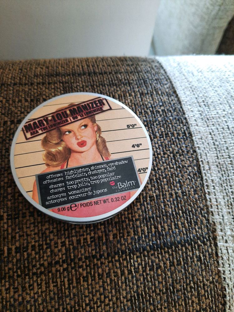THE BALM MARY LOU MANIZER HIGHLIGHTER( CHAMPHGNE GOLDSHADE)
