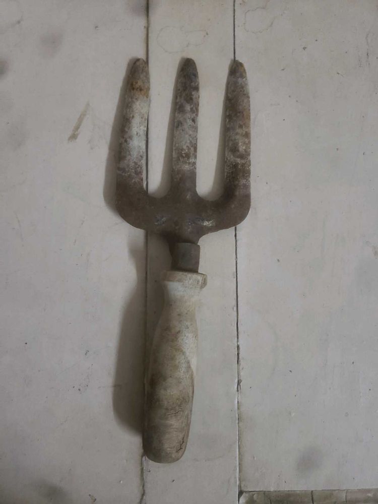 Spade Trishul Shaped 🔱