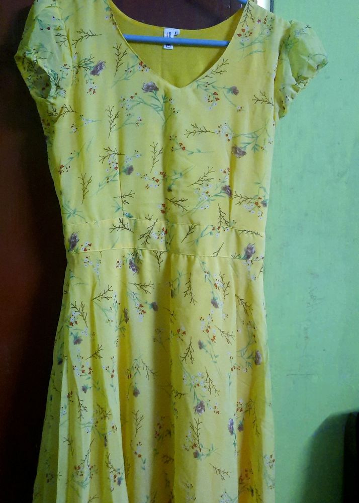 Offer📣...It Was A Yellow Flower Print Long Fr