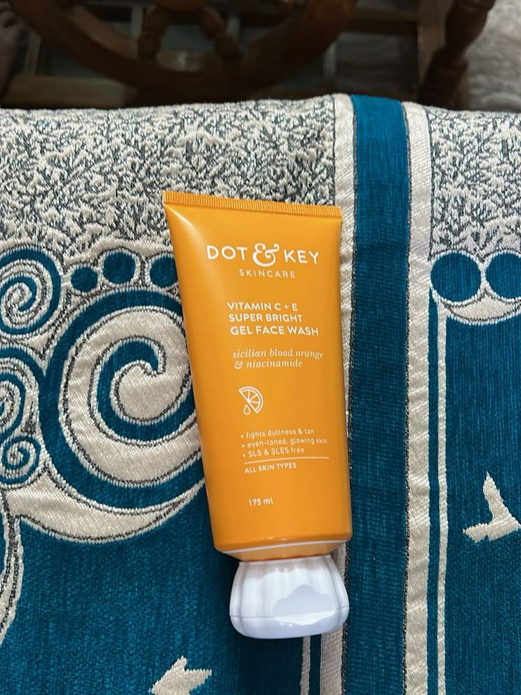 Dot &amp; Key Face Wash