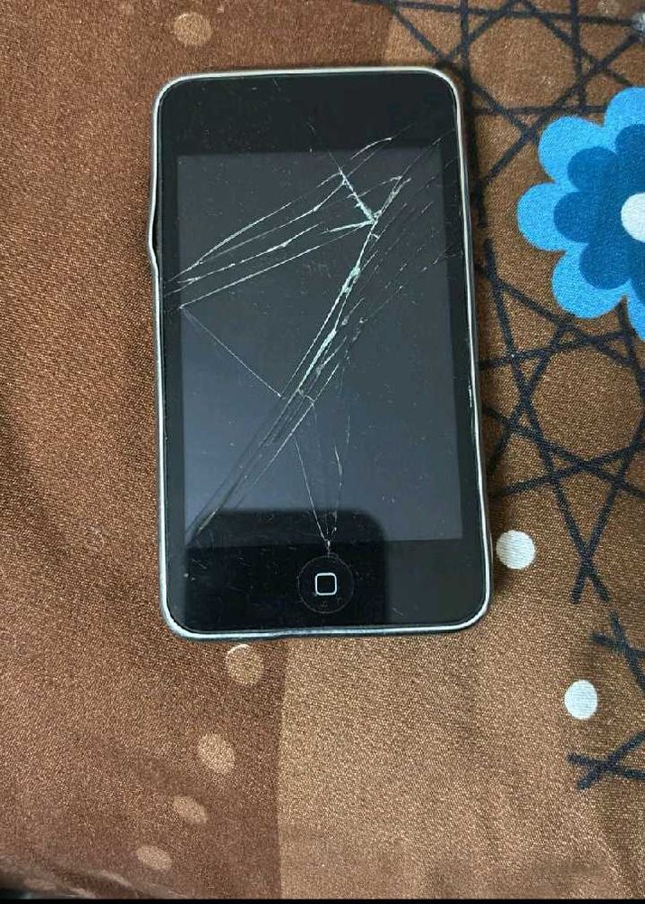 iPod Touch - Cracked Screen No Coin