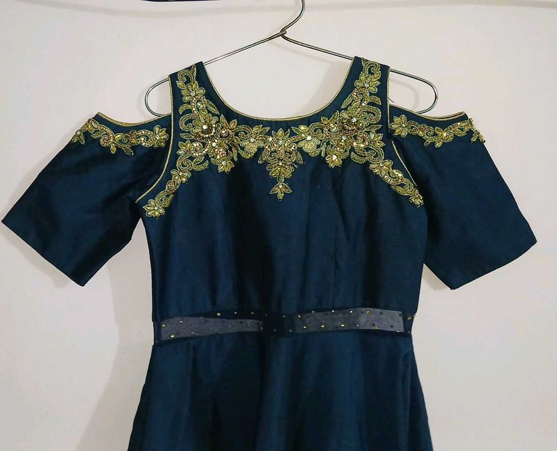 Elegant Navy Blue Cold-Shoulder Gown .