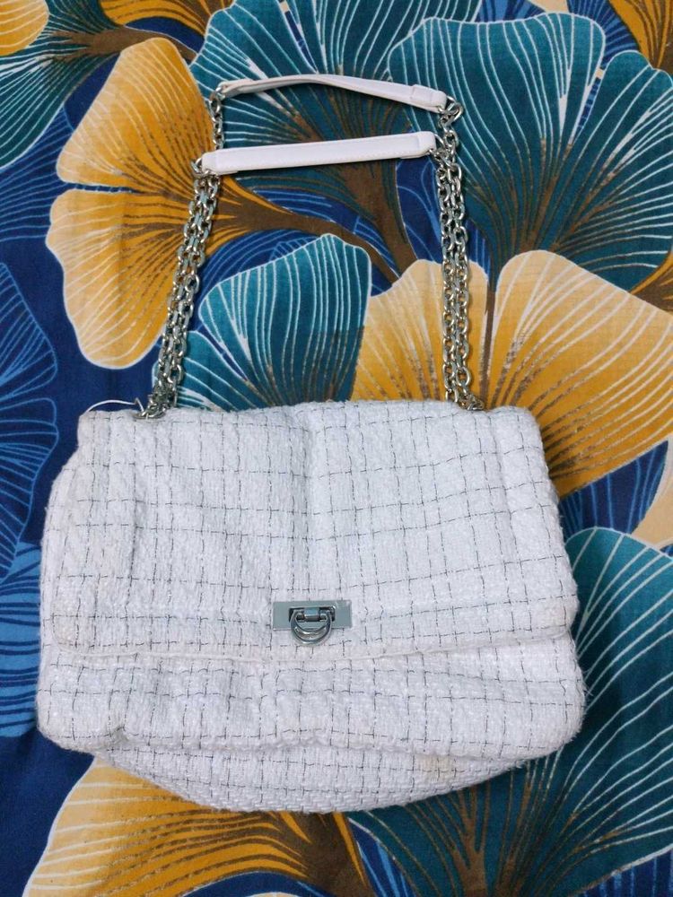 White 🤍 Sling bag👜