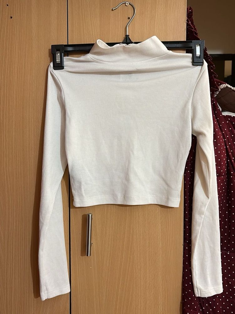white full sleeved fitted crop top