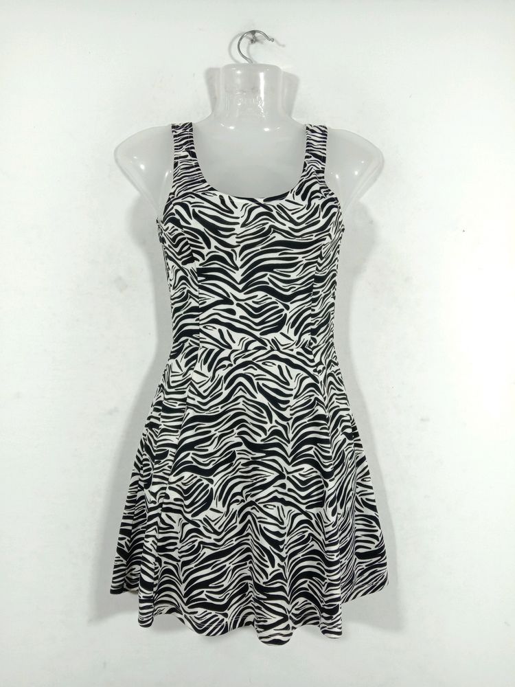 Black And White Causal Dress (Women&#39;s)