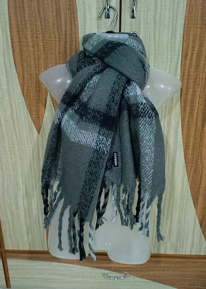 Steve Madden Stylish woollen Plaid Scarf