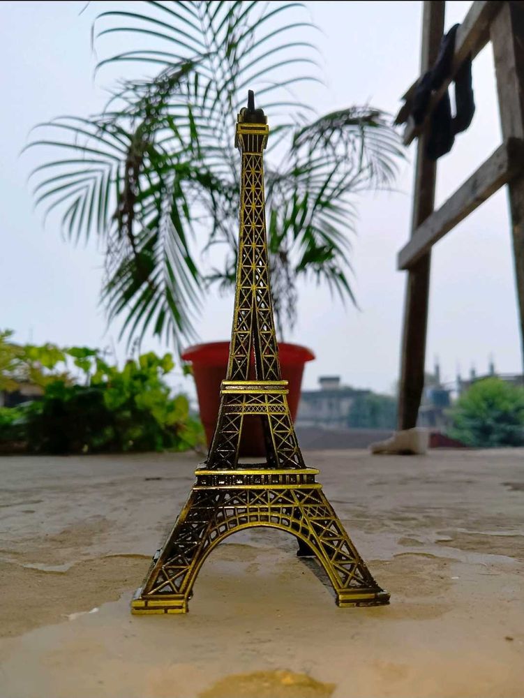 Metal Eiffel Tower For Home Decor &amp; 1 Free Toy