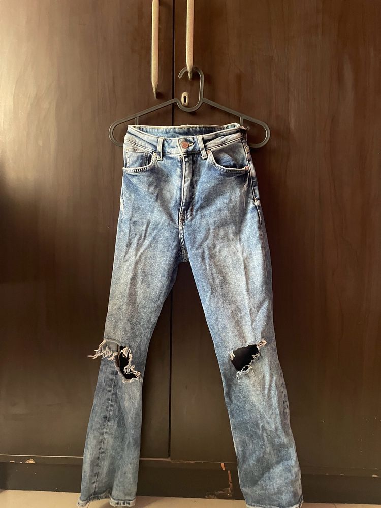H&amp;M Knee Ripped Jeans