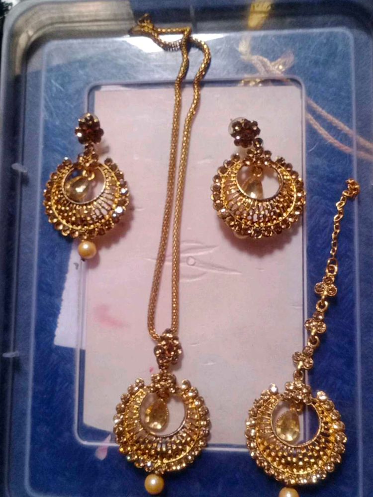 Necklace With Earinga Nd Tika