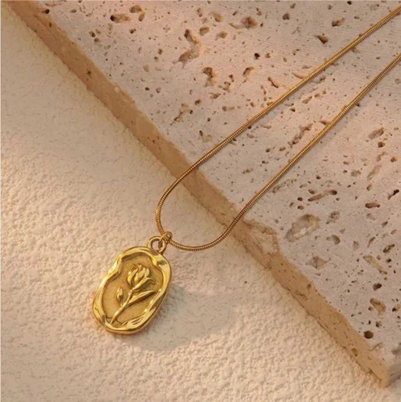 Gold Flower Pendant Necklace