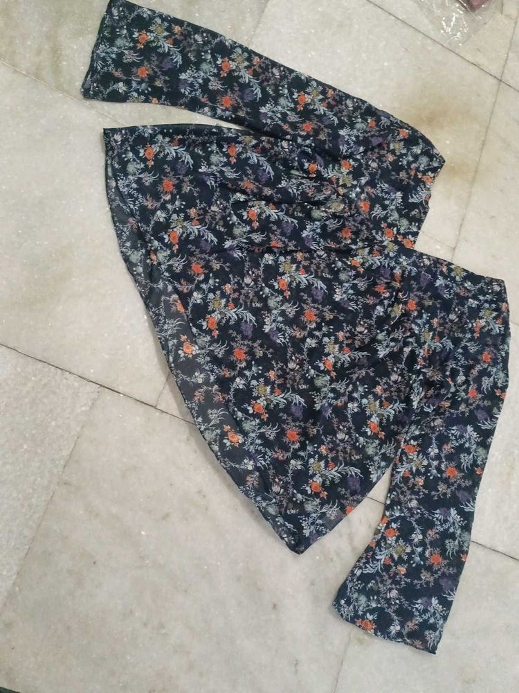 M Size Floral Print Bell Sleeve Top