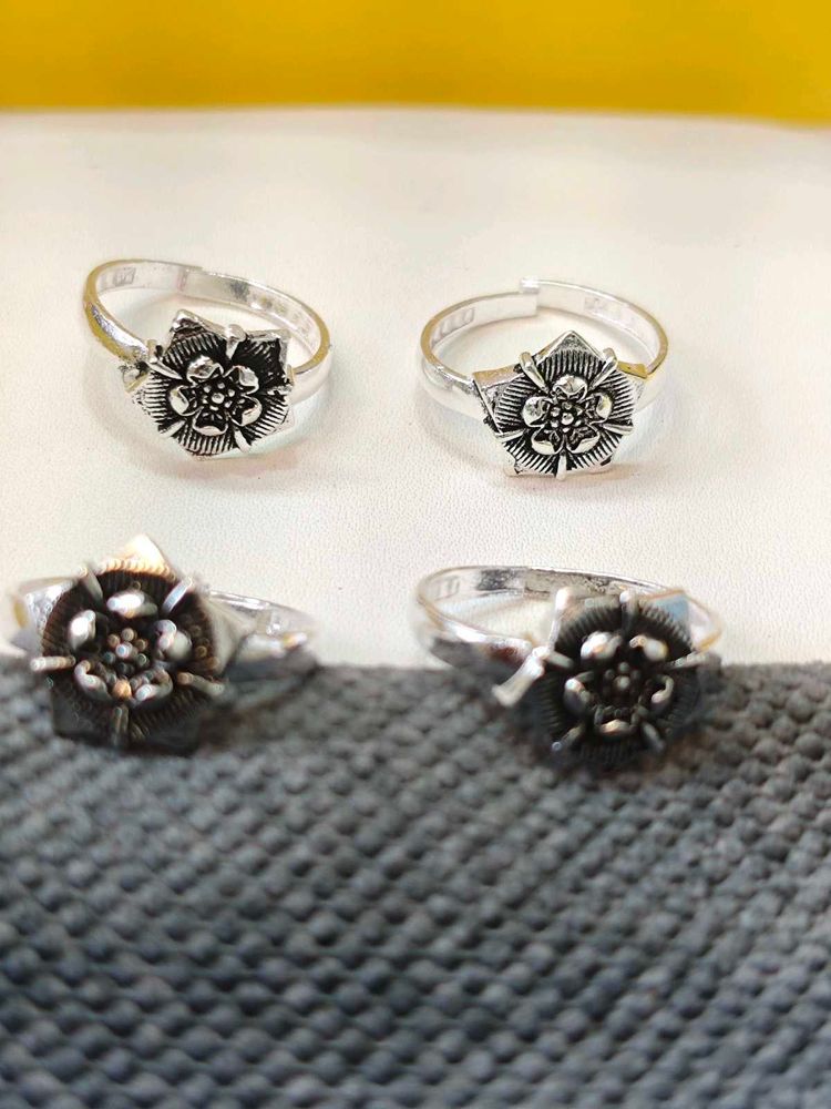Pure silver toe ring in black flower design.