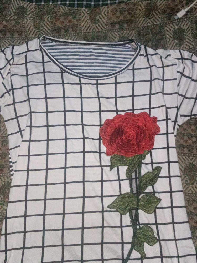 Grid Tee with Rose Applique