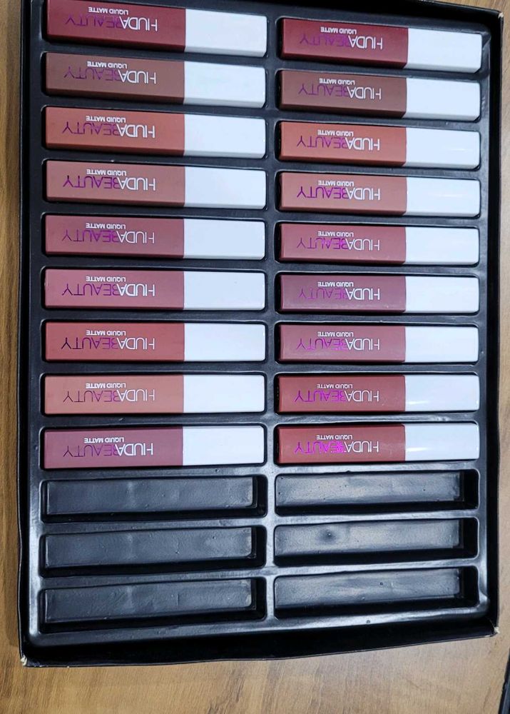 Huda Pick Red Liquid Lipstick Pack Of 18 Piece