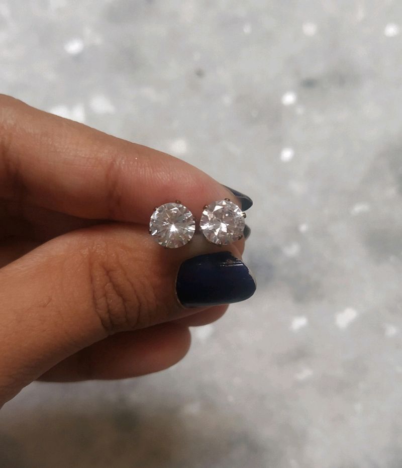 Regular sized gold-plated Diamond ear studs!💎✨