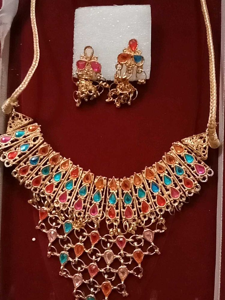 Golden Multistone Necklace With Earrings.