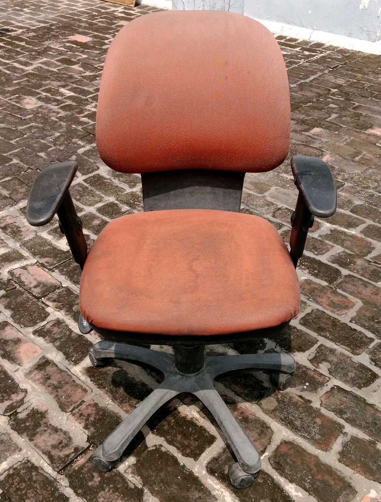 OFFICE CHAIR