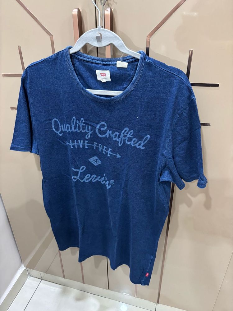 Medium Sized Levi&#39;s Graphic Tee