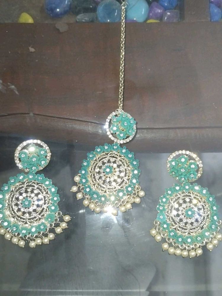 A beautiful earings and mangtika