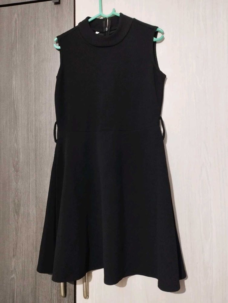 Black Sleeveless Dress