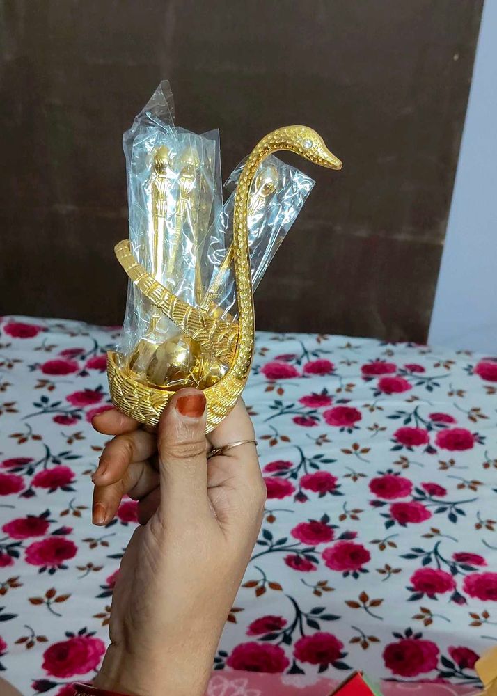 Single Golden Swan In brass With 6 Pc Spoon