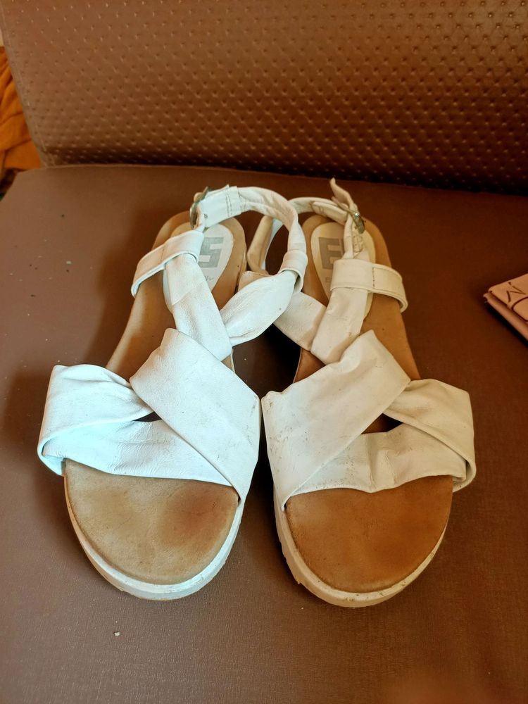 (swap) white unic  sandle size .35 36