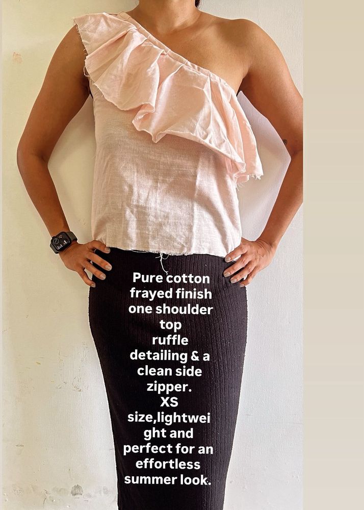 Ruffle frayed One-Shoulder Top