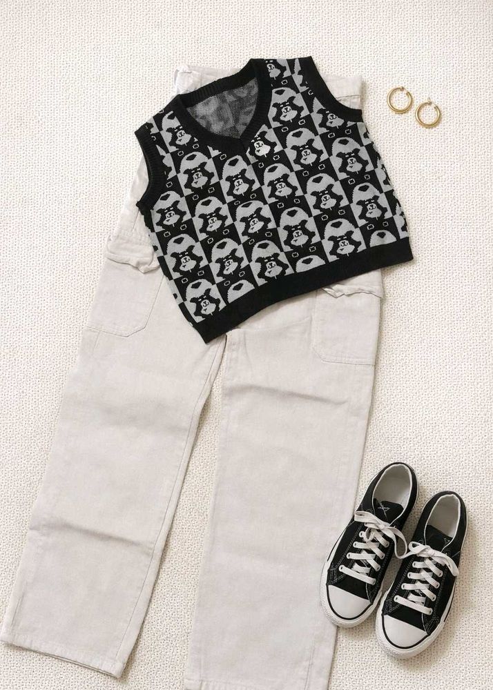 Trendy Bear Pattern Knit Vest