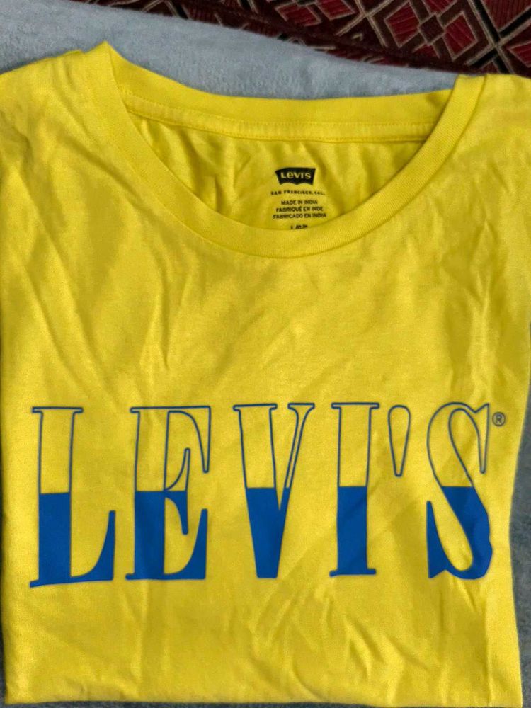Levi&#39;s Yellow Graphic Tee